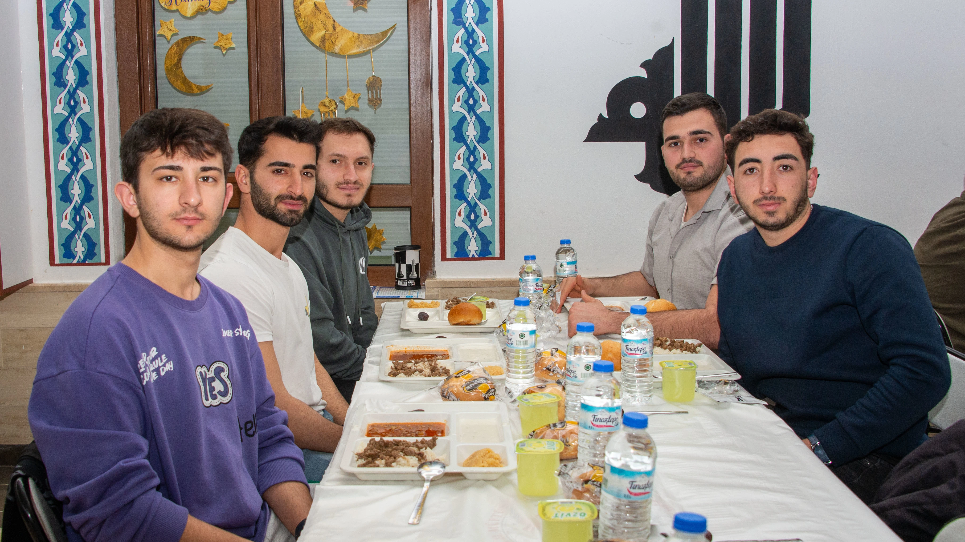 SÜMEDER ve Konya Müftülüğü Selçuk Üniversitesi öğrencilerini her gün iftarda buluşturuyor